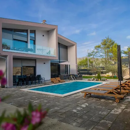 Holiday home Lovely In With Outdoor Swimming Pool