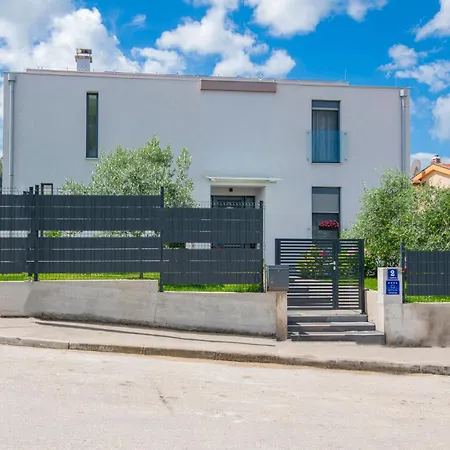 Holiday home Lovely In With Outdoor Swimming Pool