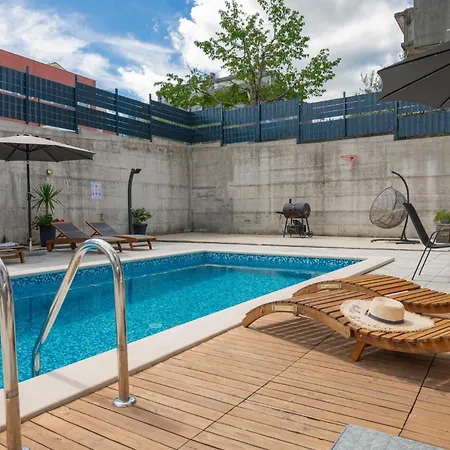 Holiday home Lovely In With Outdoor Swimming Pool Vrgorac