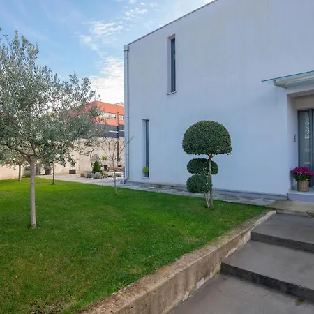 Holiday home Lovely In With Outdoor Swimming Pool